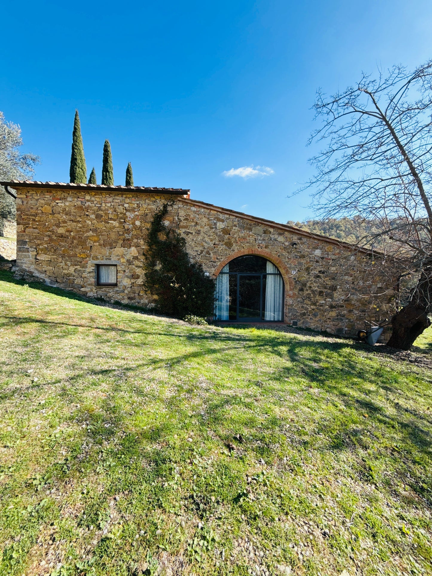 Renovated farmhouse in Pieve a Presciano with pool and view